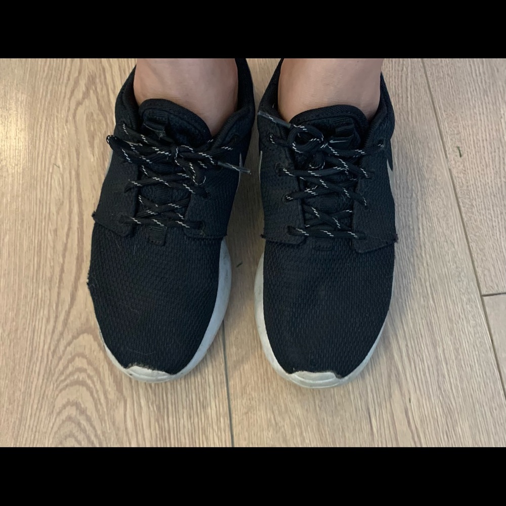 Women’s Nike roshe shoes in black
